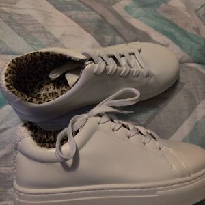 Tennis shoes with height enhancers